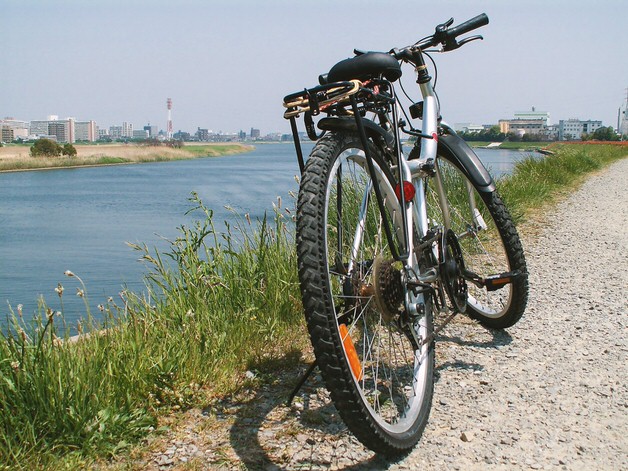 川沿いのタイヤが太い自転車