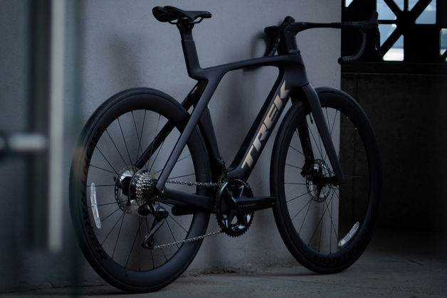 黒いTREKの自転車