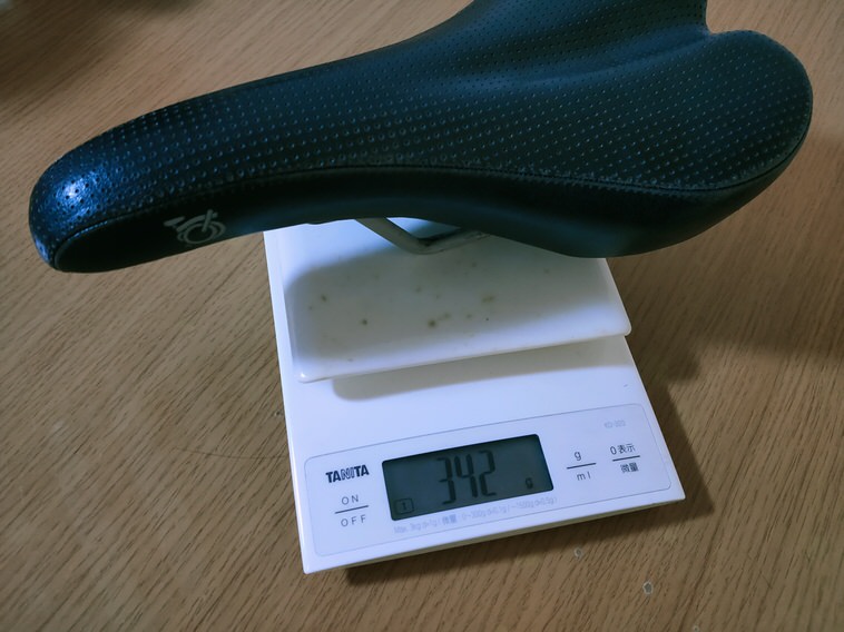 ブロンプトン純正サドルの重さを計測