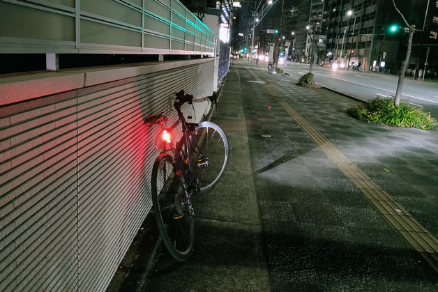 夜の街と自転車リアライト