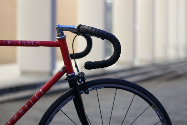 赤のクロモリ自転車