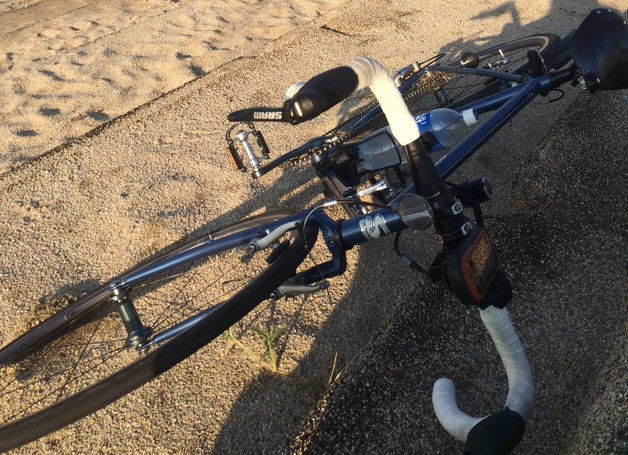 砂浜に横たわる自転車