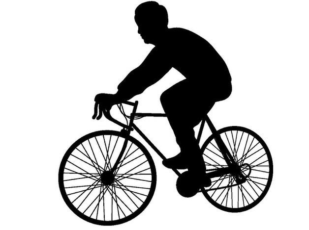 浅い前傾で自転車に乗る人のシルエット
