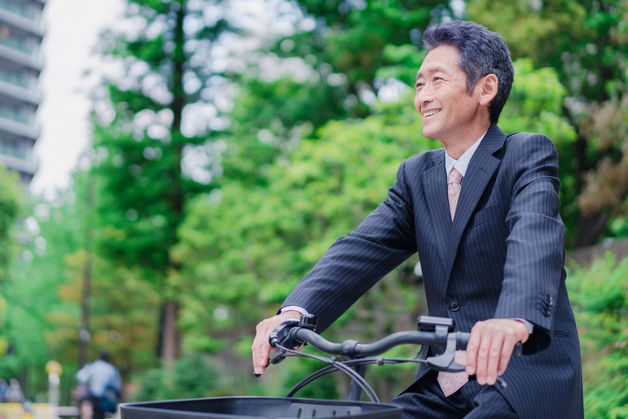 自転車通勤する高齢男性